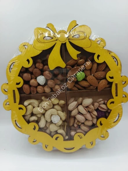 Подарочный набор орехов Ягодка в деревянной упаковке (200-250)г оптом 